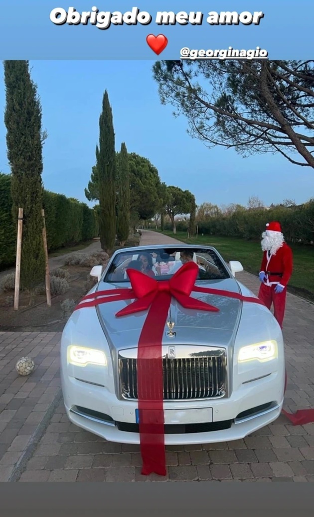Nhân dịp Giáng Sinh, Cristiano Ronaldo được Georgina Rodriguez tặng siêu xe trị giá 300.000 bảng. Đó là chiếc siêu xe Rolls Royce Dawn mui trần rất hợp với mẫu dân thể thao như Ronaldo.