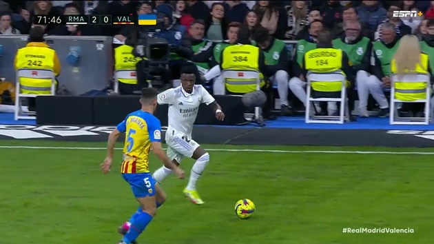 Sau bàn thắng nâng tỷ số lên thành 2-0, Vinicius bước vào tình huống tranh chấp với Gabriel Paulista. Ngôi sao sinh năm 2000 chú tâm nhìn đối thủ để nghĩ cách bứt đi.