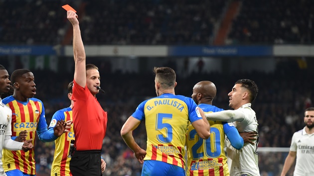 Tình huống đá chân của Paulista là rõ ràng nên trọng tài quyết đoán rút thẻ đỏ.