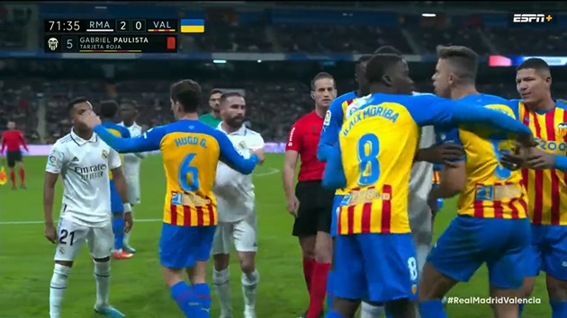 Rodrygo tìm đến Paulista hỏi chuyện và số 5 bên phía Valencia không chịu thua.