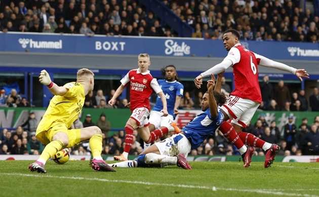 Ảnh bài viết Húc văng Casemiro, cày nát tuyến giữa Arsenal, 'máy ủi' Premier League san bằng mọi chướng ngại