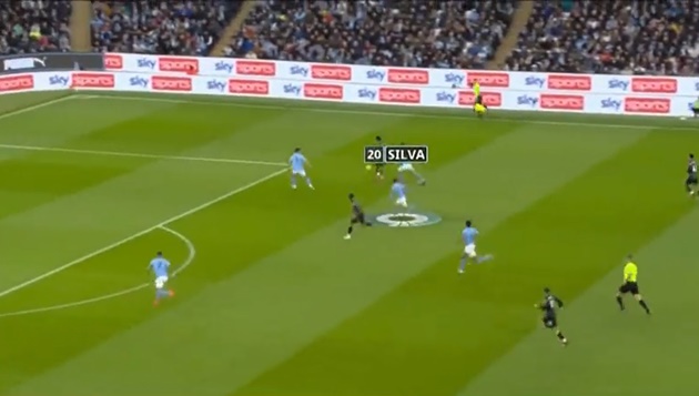Điều bất ngờ nằm ở cái cách Silva thi đấu vào thời điểm Man City cần chuyển sang trạng thái phòng ngự. Silva từ một tiền vệ giữa sân rất chịu khó lùi xuống để hỗ trợ các đồng đội ngăn chặn đối thủ lên bóng.