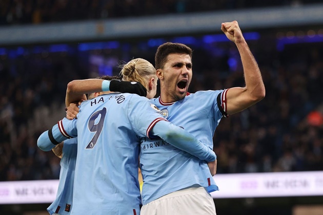 Manchester City đánh bại Aston Villa 3-1 trên sân nhà để giành lại vị trí thứ 2 từ tay Manchester United.
