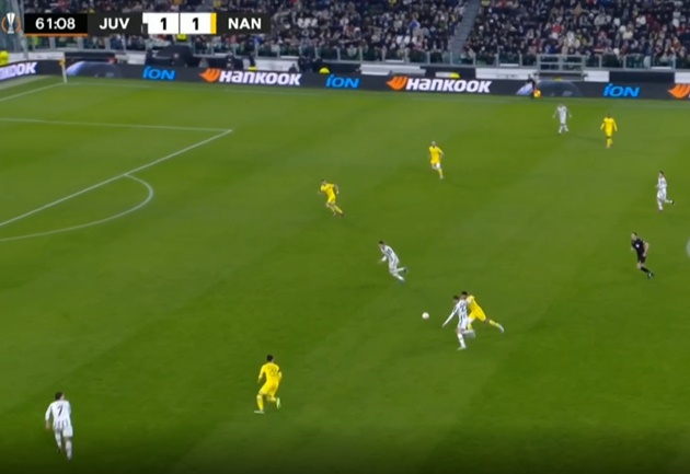 Phút thứ 62, Juventus có cơ hội vượt lên dẫn trước Nantes. Tình huống bắt nguồn từ nỗ lực đi bóng của Adrien Rabiot.