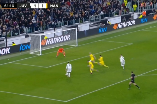 Chiesa kiểm soát bóng từ Vlahovic và anh ở tư thế thuận lợi để dứt điểm.