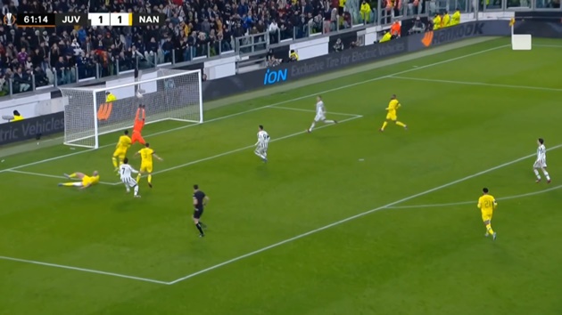 Ngôi sao Juventus tung cú đá trái phá bằng chân trái đập vào xà ngang.