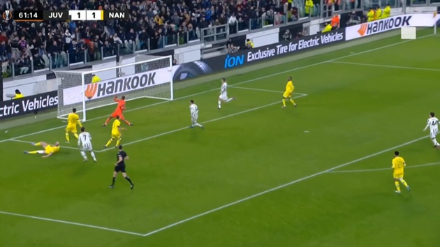 Sự nuối tiếc dành cho Juventus càng lớn hơn khi quả bóng dội từ xà ngang lại tiếp tục đập vào cột dọc. Chiesa mất đi một siêu phẩm sút tung nóc lưới Nantes đầy tiếc nuối.