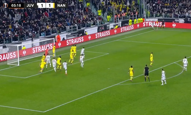 Ít phút sau đó, Juventus lại khiến khung thành của Nantes chao đảo. Lần này, Angel di Maria là nhân vật chính cho nỗ lực hãm thành của Juventus. Xuất phát từ pha phạt góc, Di Maria táo bạo sút thẳng thay vì tạt vào vòng cấm.