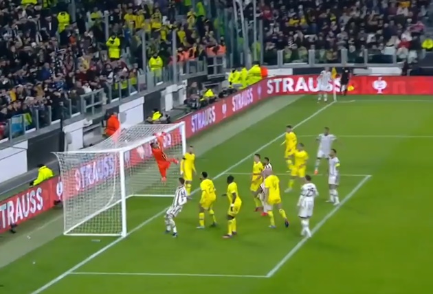 Góc quay khác cho thấy độ cuộn của quả bóng được tạo ra bởi Di Maria.