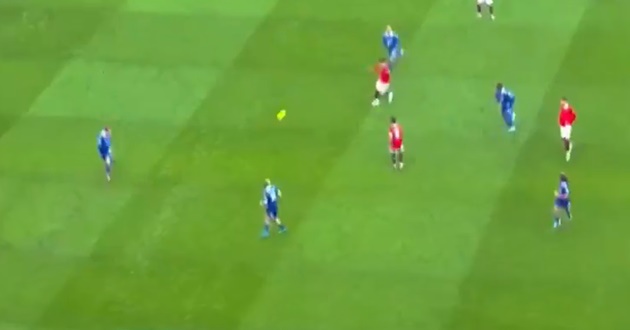 Jadon Sancho cho thấy sự ngẫu hứng và khéo léo trong một tình huống lên bóng bên cánh phải ở trận gặp Leicester City. Ngôi sao sinh năm 2000 tìm kiếm sự liên kết với Aaron Wan-Bissaka bên cánh phải.