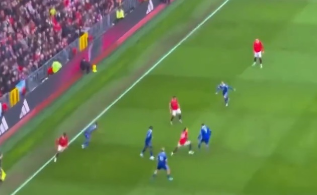 Tình huống giữa Sancho và Wan-Bissaka chỉ kết thúc khi hậu vệ phải Man Utd đổi người phối hợp. Bruno Fernandes làm mất bóng khi bị áp sát gắt gao.