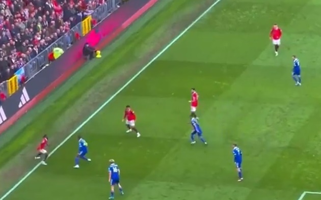 Cựu cầu thủ Crystal Palace gây chóng mặt cho dàn sao Leicester bằng cách hướng quả bóng cho Sancho.