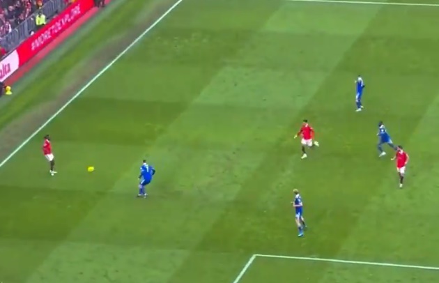 Sau khi chuyền bóng, Sancho chạy chỗ và ra hiệu cho đồng đội bật lại. Hậu vệ từng chơi cho Crystal Palace hiểu ý và nhanh chóng trả ngược cho Sancho.