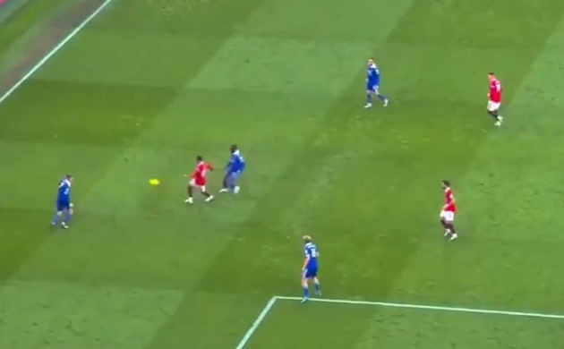 Tình huống phối hợp giữa 2 cầu thủ người Anh bắt đầu được đẩy nhanh hơn. Sancho không hãm bóng mà ngay lập tức chuyền cho Wan-Bissaka dưới sự áp sát của 1 cầu thủ Leicester.