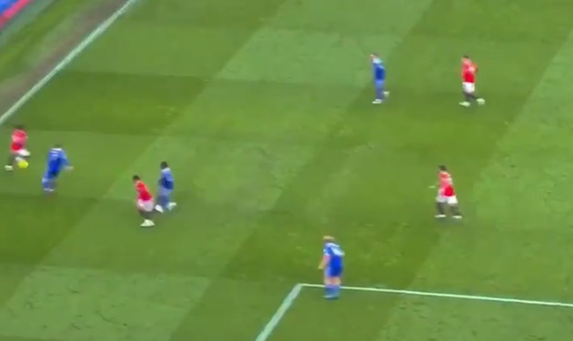 Wan-Bissaka bình thường vụng về nhưng ở khoảnh khắc này lại bất ngờ giật gót chuyền cho Sancho. Cách xử lý kỹ thuật của anh khiến người xem cảm thấy ngạc nhiên.