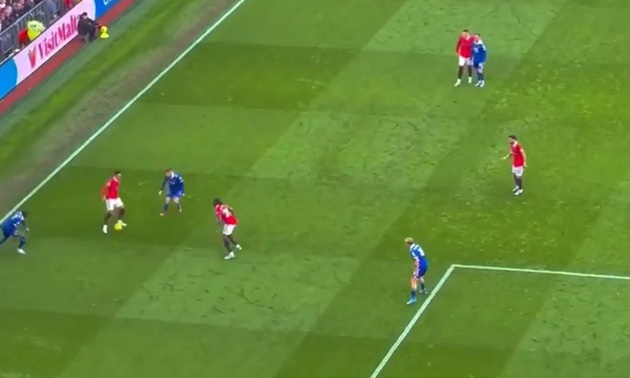 Sancho sau đó thoát ra khỏi sự theo kèm của cầu thủ đội chủ nhà và tính đến chuyện tiếp tục ban bật với Wan-Bissaka.