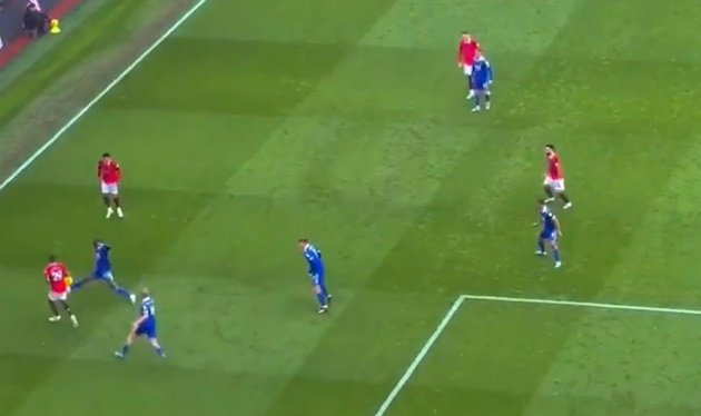 Hậu vệ sinh năm 1997 tiếp tục duy trì sợi dây liên kết với cựu sao Borussia Dortmund bất chấp bị các cầu thủ Leicester áp sát quyết liệt.