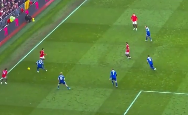 Sancho thực hiện phong cách chơi ngẫu hứng khi nhìn về phía trước nhưng lại thực hiện đường chuyền cho Wan-Bissaka.