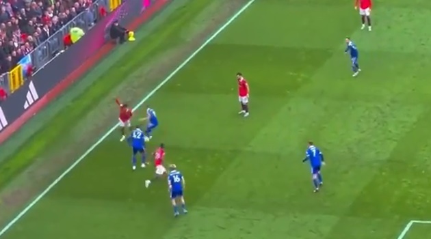 Bị 2 cái bóng áo xanh vây ráp, Sancho vẫn khéo léo và bình tĩnh xử lý để đưa bóng cho Wan-Bissala, người lúc này đã âm thầm di chuyển ra đằng sau Boubakary Soumare.