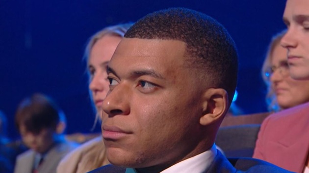Biểu cảm của Mbappe khi chứng kiến Martinez nhận giải.