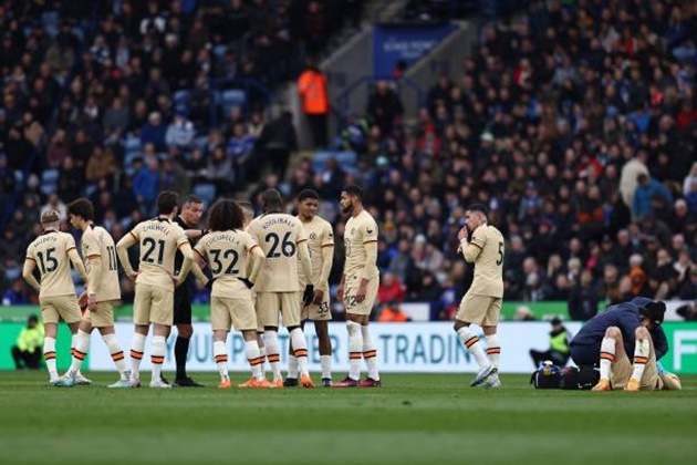 Đội ngũ y tế của Chelsea phải vào sân chăm sóc cho tiền đạo người Đức. Các cầu thủ đội khách vây ráp trọng tài để đòi công bằng cho cựu chân sút Bayer Leverkusen.