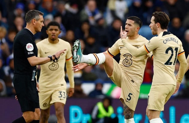 Enzo Fernandez ra sức bảo vệ Kavertz bằng cách khiếu nại trọng tài. Tiền vệ Argentina mô phỏng lại cú vung chân cao nguy hiểm của Daniel Amartey.