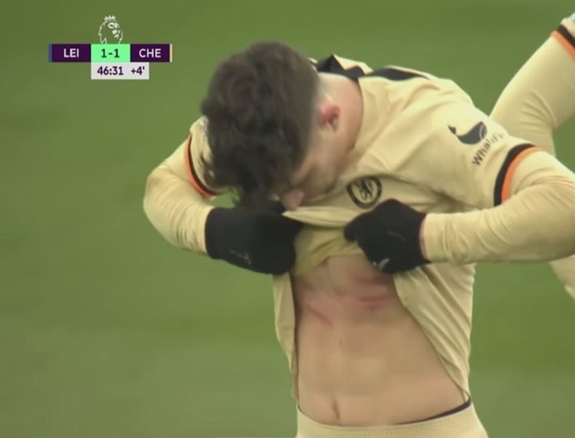 Havertz vạch áo xem vết xước ngay ngực của mình. Cầu thủ sinh năm 1999 chắc chắn đau đớn sau khi bị đạp vào ngực. Bất ngờ nhất khi Amartey không nhận án phạt nào từ trọng tài.