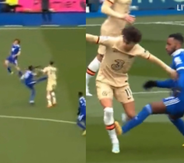 2 pha bóng phản cảm do các cầu thủ Leicester tạo ra trước Chelsea. CĐV The Blues hết sức tức giận khi đội chủ sân King Power đá người thay vì đá bóng.