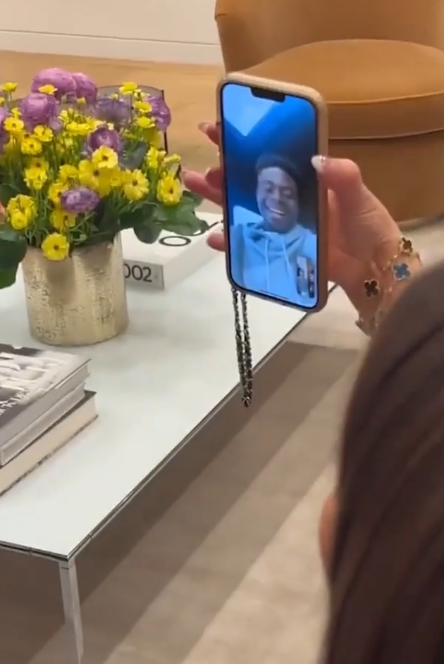 Mọi người trò chuyện vui vẻ và Saka cười tươi rói khi một cậu nhóc nói sẽ trở lại Emirates trong trường hợp Arsenal vô địch Premier League.