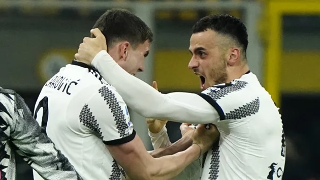 Vlahovic và Kostic ăn mừng sau bàn thắng duy nhất.