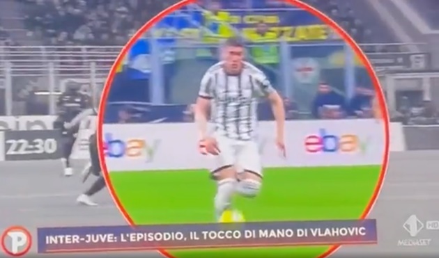 Vlahovic là nhân vật tâm điểm với tình huống xộc thẳng tiến đến vòng cấm của Inter.