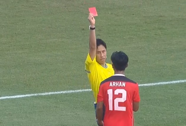 Arhan nhận thẻ đỏ.