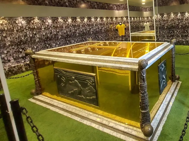 Khi bước vào bên trong, người hâm mộ sẽ có cảm giác cỏ nhân tạo thay cho thảm. Các bức tường của không gian rộng 200 mét vuông cũng được dán đầy hình ảnh của những người hâm mộ trong một sân vận động, cùng một bản nhạc cổ vũ cũng vang lên.