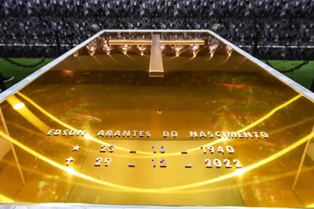 Ngày tháng năm sinh và mất của cựu danh thủ Brazil được khắc trên hầm vàng.