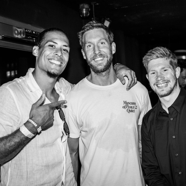 Kevin De Bruyne thường được biết đến như một người đàn ông lành mạnh của gia đình, nhưng có thể tiệc tùng với với bạn bè mỗi khi có dịp thích hợp. Mùa hè năm ngoái, De Bruyne đã vui chơi cùng một DJ tại Ibiza cùng với Virgil van Dijk thuộc biên chế Liverpool.