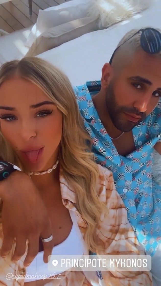 Riyad Mahrez thích tiệc tùng bên bà xã Taylor Ward và cặp đôi rất tình cảm. Vào mùa hè năm ngoái, anh ấy được phát hiện tại một điểm nóng dành cho người nổi tiếng ở St Tropez .