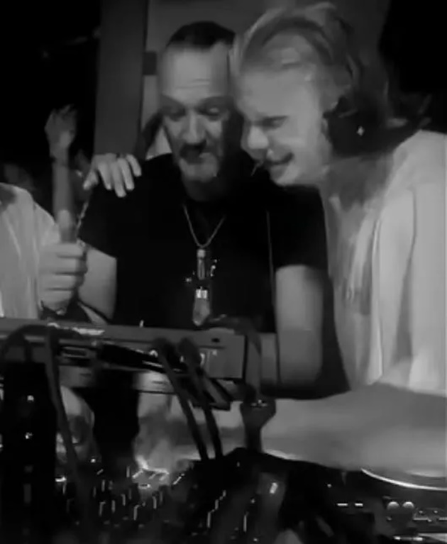 Erling Haaland đắm chìm vào nhạc với DJ và những buổi tiệc mặc cho anh thuộc mẫu ngôi sao chú trọng vào dinh dưỡng lẫn giấc ngủ.