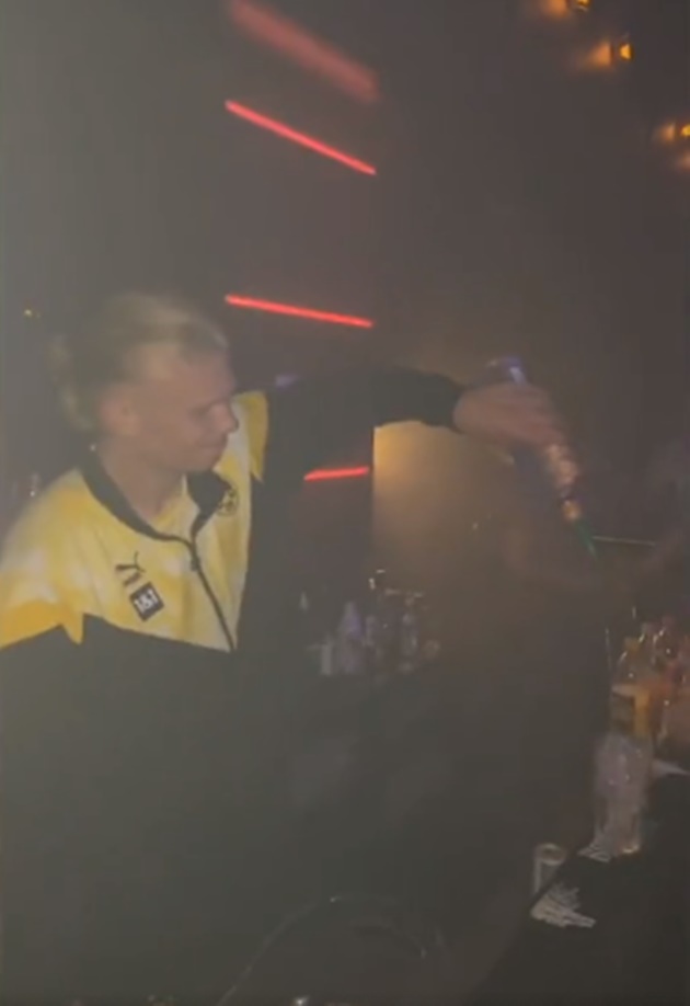 Haaland từng dự tiệc trong bộ đồ thể thao của Borussia Dortmund.
