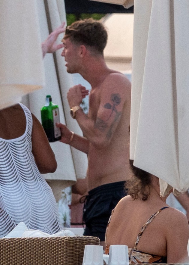 John Stones nắm chặt một chai Jager.