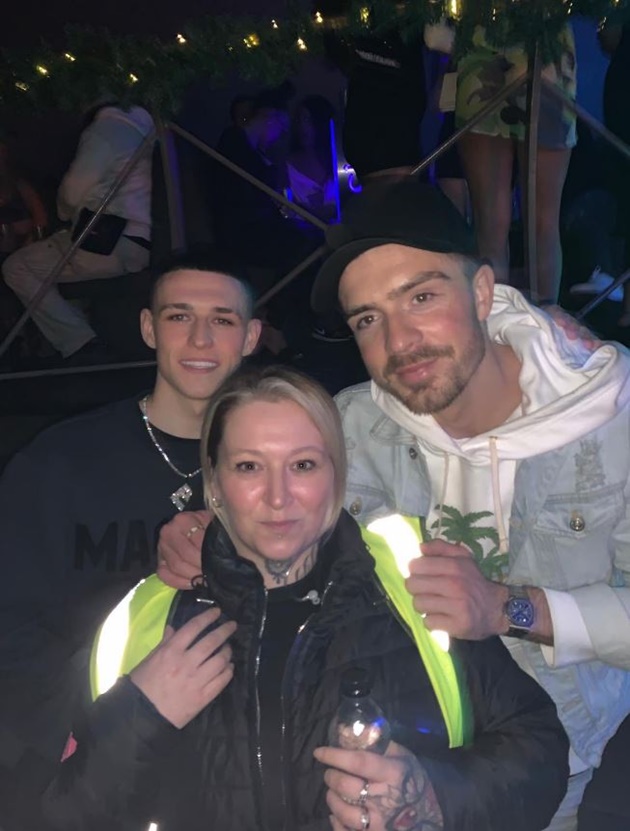Phil Foden vui chơi cùng Grealish.