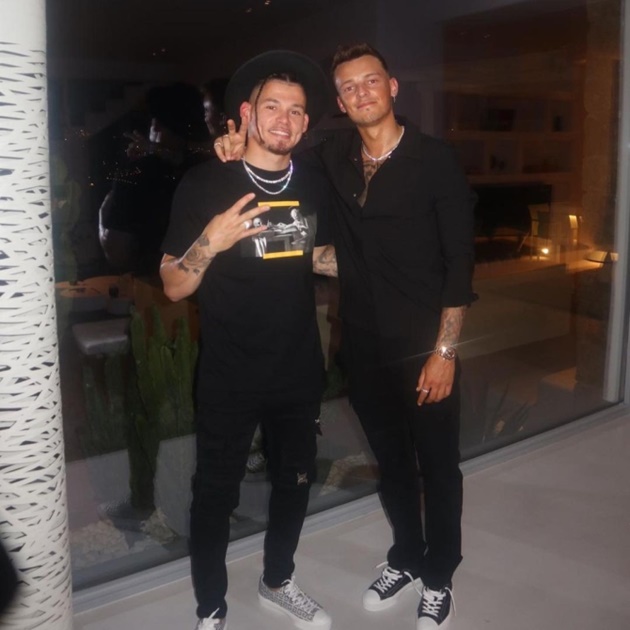 Quay trở lại những ngày ở Leeds, Kalvin Phillips đã tham dự lễ Giáng sinh tại một hộp đêm ở London. Phillips sáng cửa giành được danh hiệu Premier League mùa này, điều không giống với Ben White bên phía Arsenal.
