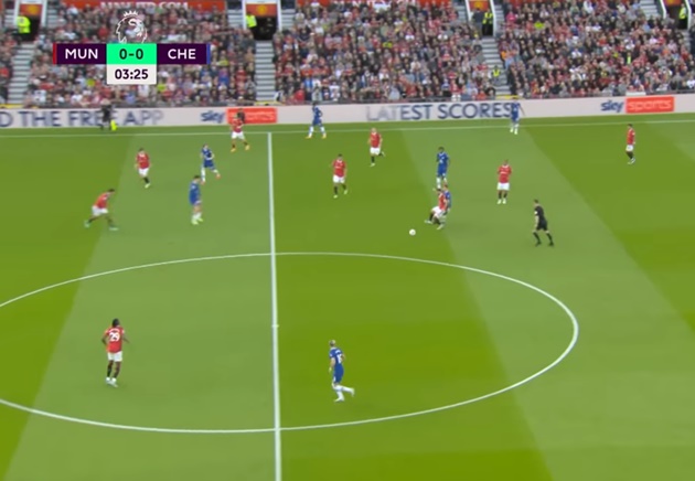 Phút thứ 4, Chelsea tạo ra tình huống phối hợp nhịp nhàng ngay từ phần sân nhà. Enzo Fernandez xử lý bóng vượt qua đối thủ.
