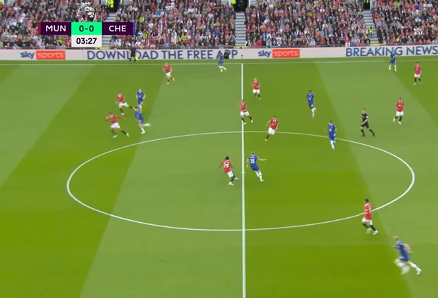 Mykhaylo Mudryk ở gần đó kịp thời tiếp ứng. Anh nhanh chóng luân chuyển bóng hướng lên cho đồng đội. Kai Havertz và Conor Gallagher là 2 cái tên ở phía trên.