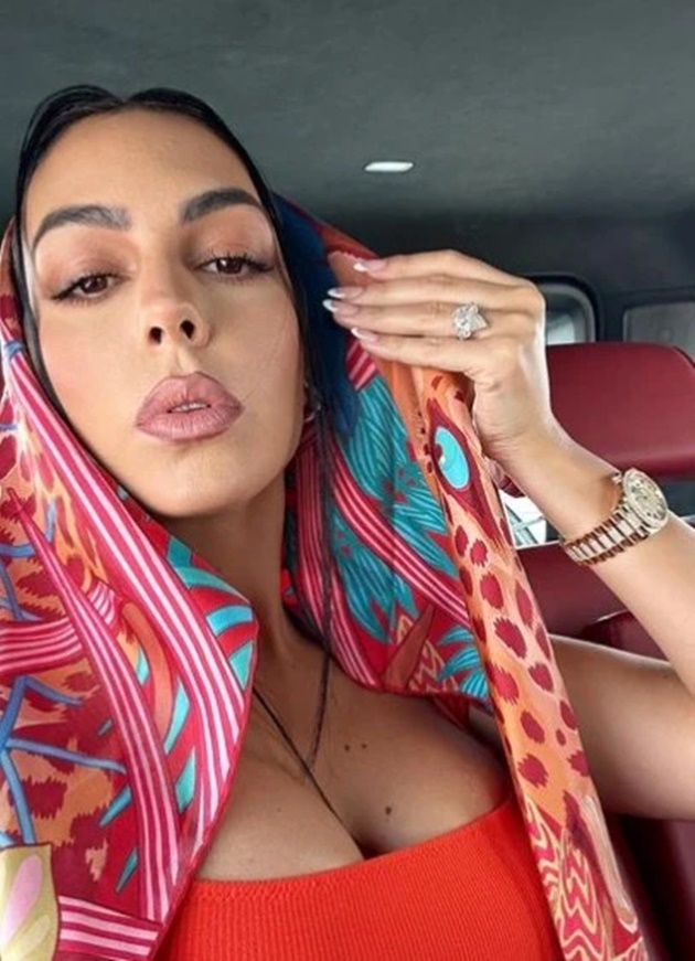 Người đẹp 29 tuổi khoe 1 trong những chiếc nhẫn đát tiền của mình.