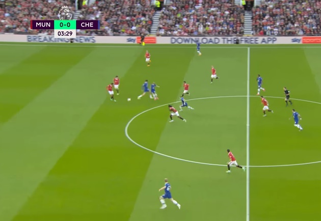 Quan sát cánh phải của Manchester United thoáng đãng, Gallagher quyết định vẩy má chuyền bóng cho hậu vệ trái Lewis Hall băng lên.