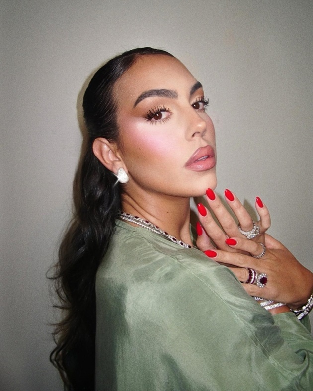 Chiếc nhẫn sapphire trị giá 750.000 bảng tô điểm cho ngón tay của Georgina.