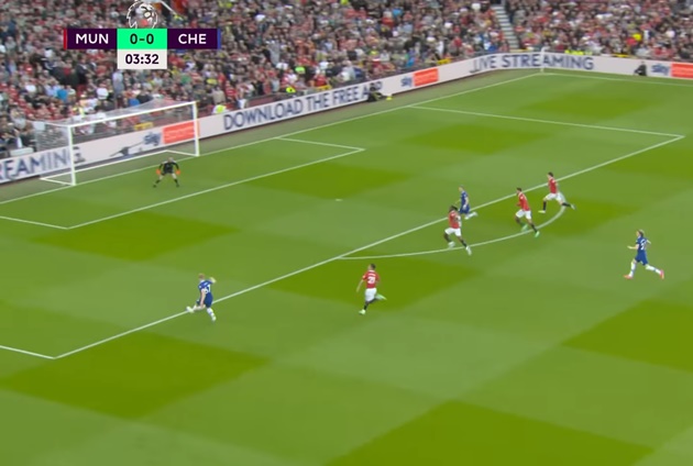 Hall bứt tốc, đánh vào hành lang cánh phải của đội chủ nhà. Tiến sát vòng cấm, sao trẻ Chelsea thực hiện đường căng ngang cho Mudryk, người trước đó chủ động 'nhấn ga' để xâm nhập vòng cấm.