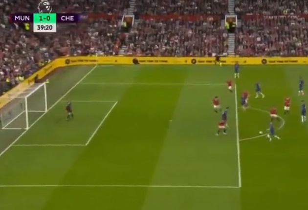 Vào cuối hiệp 1, Mudryk tiếp tục khiến CĐV Chelsea ngán ngẩm. Trước vòng cấm địa Man Utd, Enzo chuyền bóng cho cầu thủ sinh năm 2001.