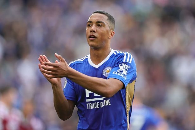 3. Xuống hạng cùng Leicester City, Youri Tielemans có thể rời CLB. Việc không cần bỏ phí chuyển nhượng sẽ càng giúp anh trở thành món hàng hot. Liverpool, Manchester United và Arsenal đều quan tâm đến Tielemans trong quá khứ.