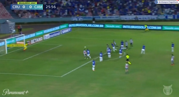 Quả bóng vượt qua hàng rào và đi thẳng đến khung thành bằng tốc độ cao. Cú đá sệt ấy được kỳ vọng tạo ra sức uy hiếp.